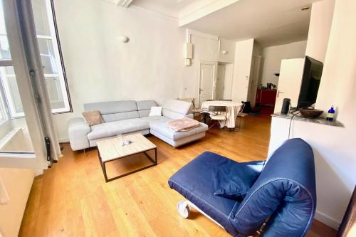un salon avec un canapé et une table dans l'établissement Spacious apartment - city center, à Toulon