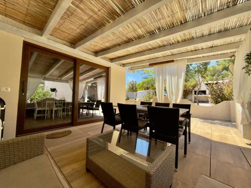 an open living room with a table and chairs at Casa Teresa in Porto Pino