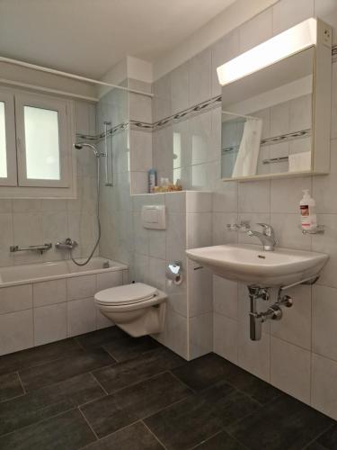 Ένα μπάνιο στο Apartments Flora - Sunflower