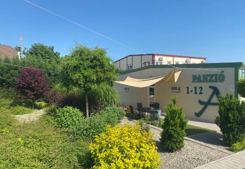 Jardin de l'établissement Vecsési Rendezvényközpont és Panzió
