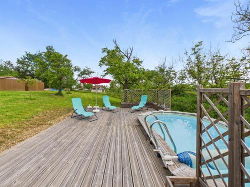 - une terrasse avec des chaises et un parasol à côté de la piscine dans l'établissement Superbe maison de plain pied avec piscine pour 6, à La Chapelle-Aubareil