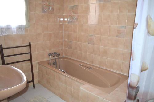 une salle de bain avec une baignoire et un lavabo dans l'établissement Maison 4 pièces 7 couchages ARGELES SUR MER AR000-067, à Argelès-sur-Mer