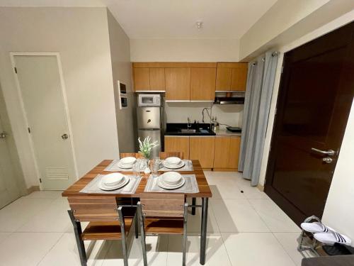 Dapur atau dapur kecil di Pet Friendly 2BR Condo with PS4 near Abreeza