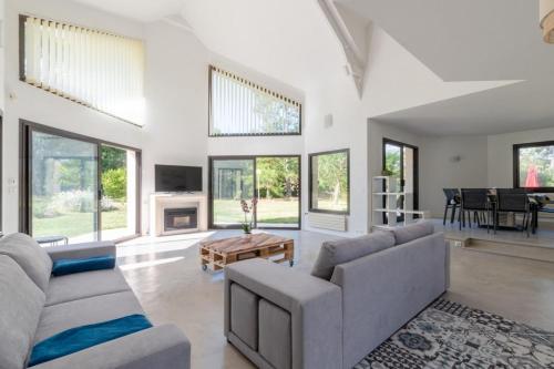 un salon avec deux canapés et une table dans l'établissement LA BOUSSOLE- Maison 8 personnes, à Pornichet