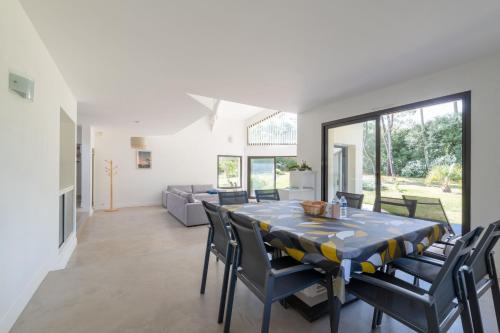 une salle à manger avec une table et des chaises dans l'établissement LA BOUSSOLE- Maison 8 personnes, à Pornichet