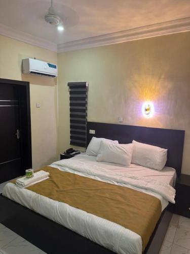 Postel nebo postele na pokoji v ubytování Golden Hits Hotel and Suites