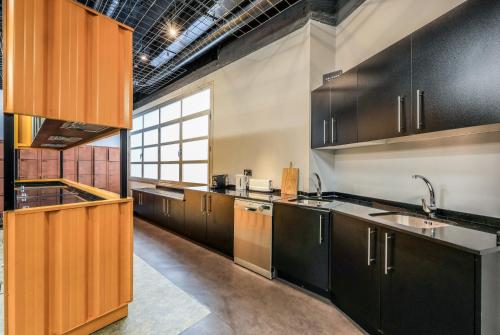 Η κουζίνα ή μικρή κουζίνα στο Habitaciones Atocha Rio
