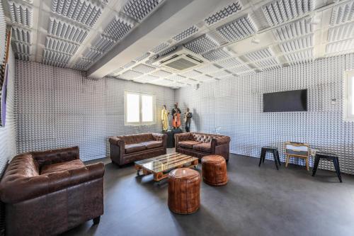 Μια τηλεόραση ή/και κέντρο ψυχαγωγίας στο Habitaciones Atocha Rio