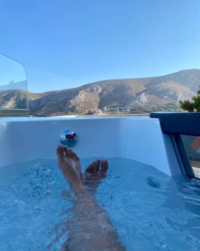 Eine Person schwimmt in einem Schwimmbecken in der Unterkunft Happinest Private Suite with Jacuzzi in Kalymnos