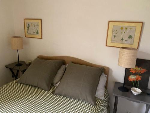 Photo de la galerie de l'établissement Petite maison en pierre avec piscine et jardin, à Castillonnès