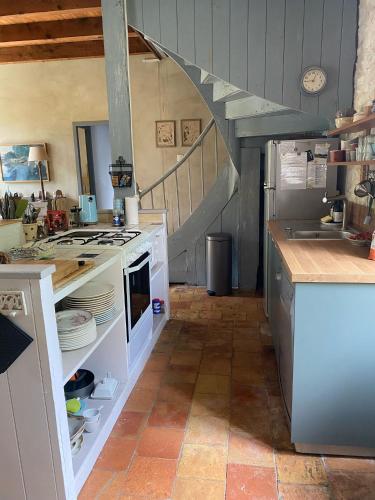 Photo de la galerie de l'établissement Petite maison en pierre avec piscine et jardin, à Castillonnès