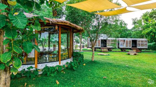 Taman di luar Manta Resort