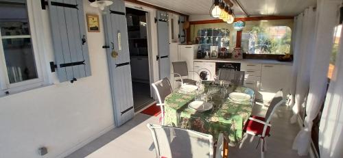 une cuisine avec une table et des chaises dans une pièce dans l'établissement 2 stars - Dans Résidence de Loisirs, à Saint-Pierre-dʼOléron