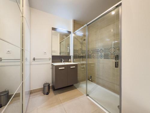 une salle de bain avec douche et lavabo dans l'établissement appartement chic LA LONDE LES MAURES, à La Londe-les-Maures