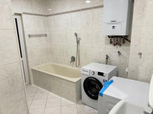 Un baño con lavadora y lavadora. en Monteur-Freundliche Apartments, en Bergisch Gladbach