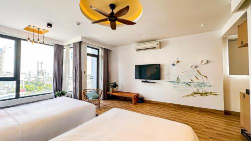 Una cama o camas en una habitación de Seavista Apartment Da Nang