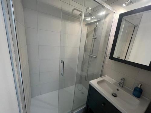 une salle de bain avec douche et lavabo dans l'établissement Appartement Rénové 5P à Agde - Parking, Piscine, Proche Plages et Commerces - FR-1-749-67, au Cap d'Agde