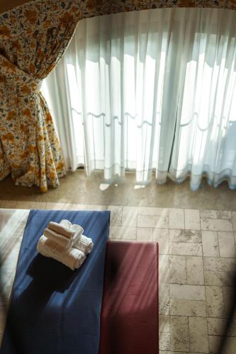 a room with two towels sitting on a table at Villa Luisa Francesca in Montebelluna