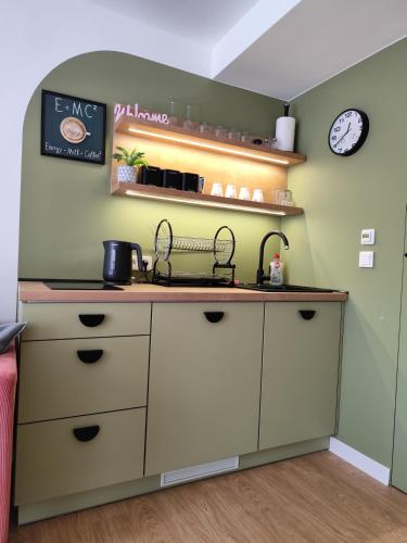 Η κουζίνα ή μικρή κουζίνα στο Mini Apartament pod Równicą