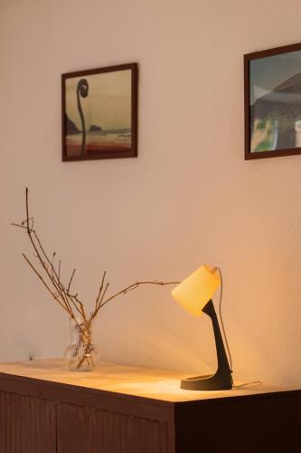 a table with a lamp and a vase on it at Irie - baskeyrentals in Aretxabaleta