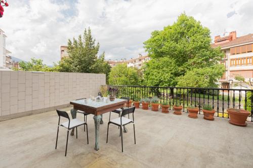 a patio with a table and chairs on a balcony at Irie - baskeyrentals in Aretxabaleta