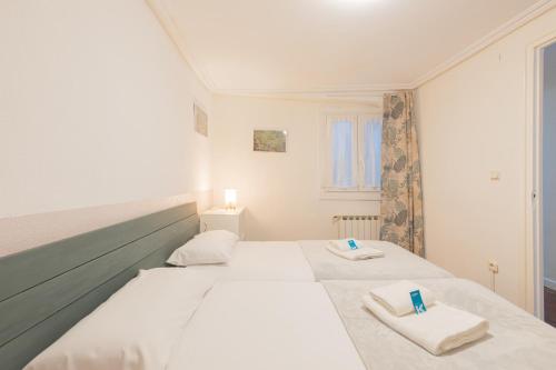 a bedroom with two beds with towels on them at Irie - baskeyrentals in Aretxabaleta