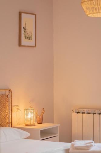 a bedroom with a bed and a table with a lamp at Irie - baskeyrentals in Aretxabaleta