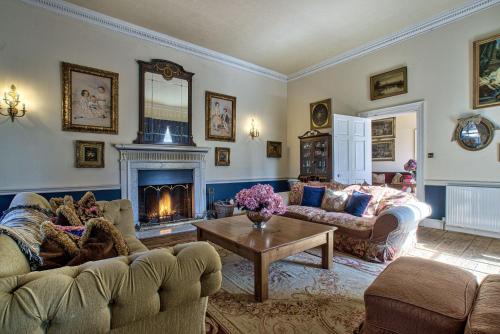 Χώρος καθιστικού στο Walcot Hall by Group Retreats