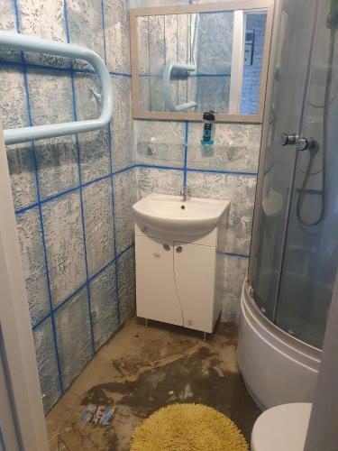 un bagno con wc, lavandino e doccia di Apartament Erfolg 7 a Daugavpils