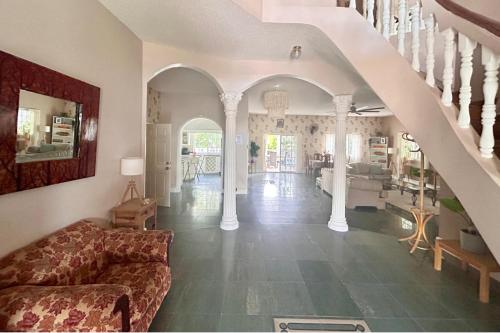 Χώρος καθιστικού στο 5-Bed Villa with pool in Runaway Bay Jamaica