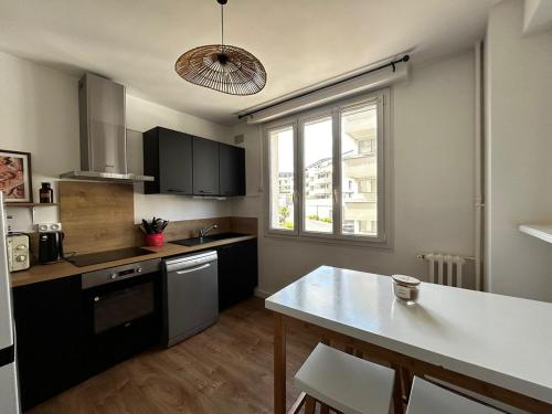 une cuisine avec un comptoir et une table à l'intérieur dans l'établissement Le Nazarea, cosy en centre-ville, à Limoges