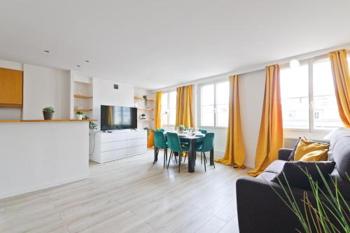 une cuisine et un salon avec une table et des chaises dans l'établissement Heart of Paris-1BR- 6P - Les Halles - Free Netflix, à Paris