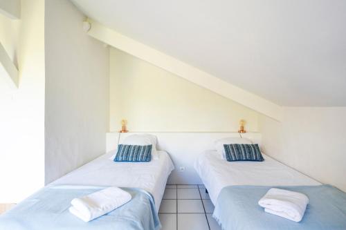 two beds in a room with white walls at Dune Lodge 2- Capbreton Hossegor - in Capbreton