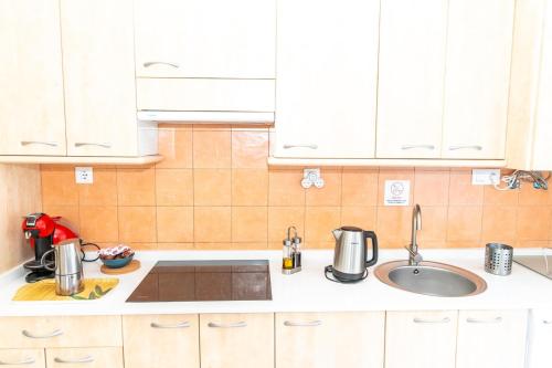 Kuchyň nebo kuchyňský kout v ubytování Duplex Sereno 18 | Piscina, Garaje, Jardín y Playa