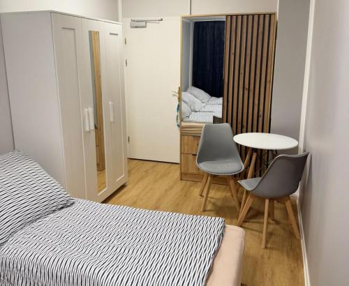 Un dormitorio con una cama y una mesa y sillas. en Upscale Apartments in Bergisch Gladbach, en Bergisch Gladbach