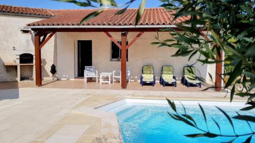 un patio avec des chaises et une piscine avec un gazebo dans l'établissement La Villa de Cormes-Écluses, à Corme-Écluse
