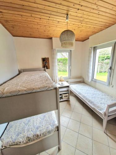 - une chambre avec deux lits superposés et un plafond en bois dans l'établissement La Villa de Cormes-Écluses, à Corme-Écluse