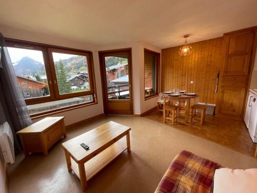 un salon avec une table et une salle à manger dans l'établissement Studio 2 étoiles lumineux à 600m du centre de Morzine avec tennis privatif et navette gratuite - FR-1-679-1, à Morzine
