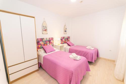 Postel nebo postele na pokoji v ubytování Adosado Nuevo con Piscina, Playa, Garaje y Jardín