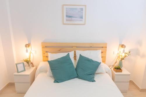 Postel nebo postele na pokoji v ubytování Adosado con Piscina, Garaje, Jardín y Playa