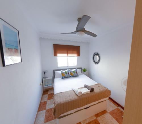 a bedroom with a bed and a clock on the wall at Habitación a 7 mins centro Turístico Torremolinos in Torremolinos