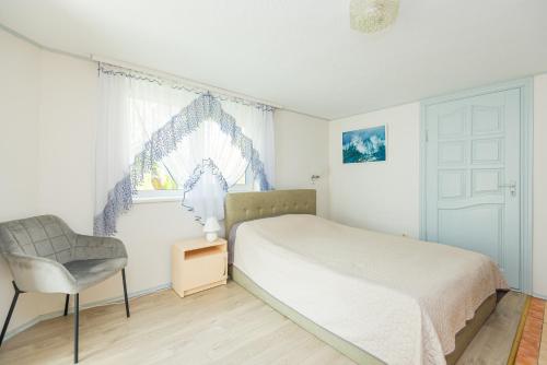 En eller flere senge i et værelse på Almuka