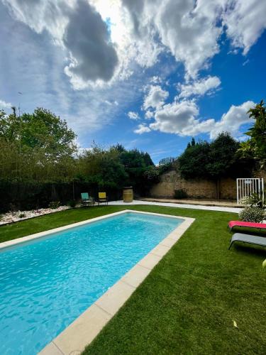 une piscine dans la cour d'une maison dans l'établissement Chez mamie, à Bassan