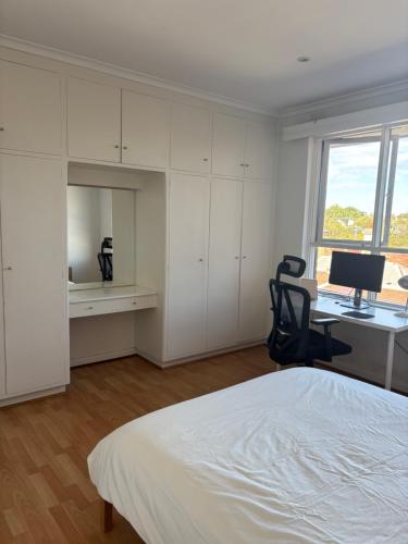 Katil atau katil-katil dalam bilik di Apartment in Windsor, Melbourne
