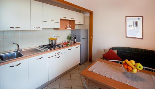 Dapur atau dapur kecil di Pietra Ligure Apartment Pool & Seaview