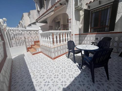 Bright 2-Bedroom Holiday Home with Pool Access in Torrevieja
