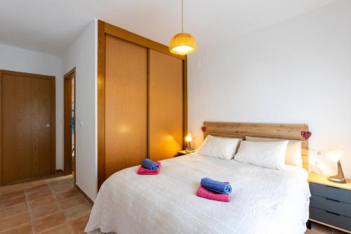 a bedroom with a bed with two towels on it at Todimer Mediterranean Relax in Ítrabo