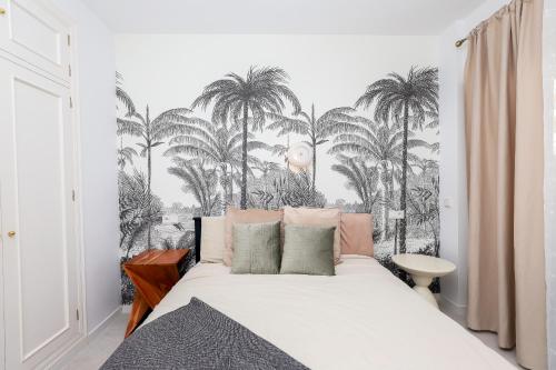 Prime location frontline beach Dona Sofia