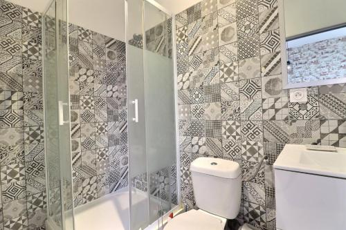 une salle de bain avec toilettes, lavabo et douche dans l'établissement Les Apparts du Pont Vert - lit double - WiFi - tout inclus - 3, à Troyes