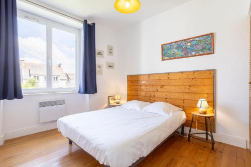a bedroom with a large bed and a window at Plage 300m Bleu Salé 4 Ch in Le Guilvinec